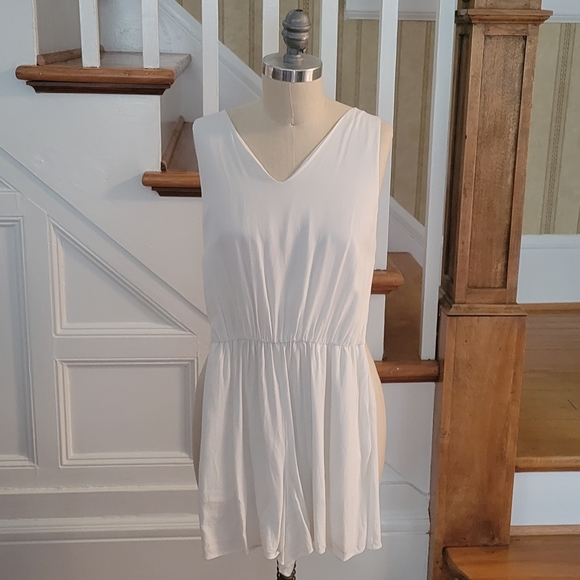 ALICE  + OLIVIA White Romper  Size 6 - Picture 5 of 13